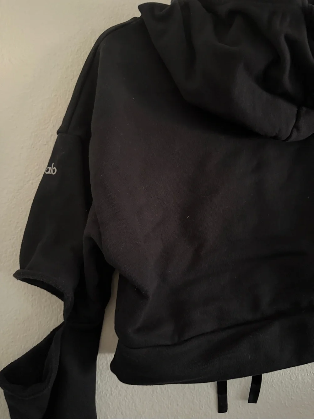 Alo Yoga Cropped Hoodie Black Peak Elbow Sleeves Activewear